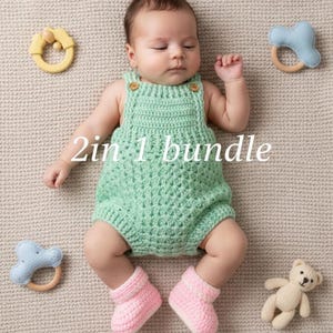 Könnte beinhalten: Ein Baby in einem mintgrünen Häkel-Strampler mit Holzknöpfen und rosa Häkel-Booties. Der Text "2in 1 bundle" ist auf dem Strampler zu sehen. Das Baby ist von Babyspielzeug umgeben, darunter ein gelber Beißring, ein blauer Beißring und ein kleiner beiger Teddybär.