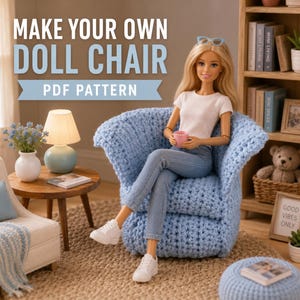 Könnte beinhalten: Eine blonde Puppe mit weißem T-Shirt, blauer Jeans und weißen Turnschuhen sitzt in einem hellblauen gehäkelten Sessel. Das Bild enthält den Text MAKE YOUR OWN DOLL CHAIR PDF PATTERN. Die Puppe hält eine kleine rosa Tasse und trägt eine hellblaue Brille.