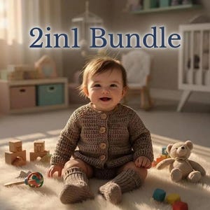Könnte beinhalten: Ein lächelndes Baby trägt einen braunen Häkelcardigan und passende Beinlinge auf einem flauschigen weißen Teppich. Holzbausteine, eine Rassel und ein Teddybär sind in der Nähe. Der Text "2in1 Bundle" steht über dem Baby.