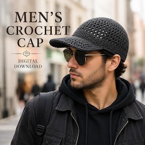 Könnte beinhalten: Eine dunkelgraue Häkelkappe mit strukturiertem Schirm und einem texturierten, offenmaschigen Muster. Der Text auf dem Bild lautet MEN'S CROCHET CAP und DIGITAL DOWNLOAD. Die Kappe wird mit einer dunklen Sonnenbrille und einer schwarzen Kapuzenjacke getragen.