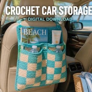 Könnte beinhalten: Ein gehäkelter Auto-Organizer in Türkis und Creme mit Karomuster, der an einer Kopfstütze hängt. Der Organizer verfügt über zwei große Taschen, die ein Magazin mit dem Titel BEACH, eine Sonnencreme und zwei Wasserflaschen enthalten.