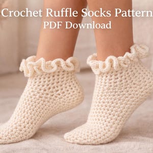 Könnte beinhalten: Cremefarbene Häkelsocken mit Rüschen. Die Socken haben ein strukturiertes, offenes Webmuster und einen gerüschten Rand am oberen Rand. Der Text "Crochet Ruffle Socks Pattern PDF Download" befindet sich oben im Bild.