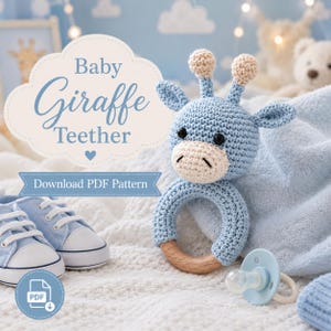 Può includere: Un massaggiagengive a forma di giraffa all'uncinetto blu con base ad anello in legno, un ciuccio e scarpine da bambino. Il massaggiagengive ha muso e orecchie beige chiaro, con il testo "Baby Giraffe Teether" e "Download PDF Pattern".