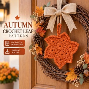 Könnte beinhalten: Eine digitale Download-Anleitung für ein gehäkeltes Herbstblatt mit dem Text AUTUMN CROCHET LEAF PATTERN, PDF DIGITAL DOWNLOAD und INSTANT ACCESS. Das Bild zeigt ein rostorangefarbenes gehäkeltes Blatt, das an einem rustikalen Weinrebenkranz hängt.