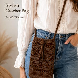 Könnte beinhalten: Eine braune Häkeltasche mit langem Riemen, Quaste und dekorativem Knotenverschluss. Die Tasche ist rechteckig mit offenem Webmuster. Der Text auf dem Bild lautet "Stylish Crochet Bag" und "Easy DIY Pattern".