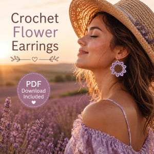 Könnte beinhalten: Gehäkelte Blumenohrringe mit brauner Mitte und hellvioletten Blütenblättern. Der Text lautet Crochet Flower Earrings und PDF Download Included. Die Ohrringe sind als hängende Accessoires mit einem kreisförmigen, mehrschichtigen Design gestaltet.