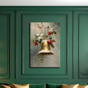 Pode incluir: Uma impressão de arte de parede retangular apresentando um sino dourado pendurado em um galho com folhas verdes de azevinho e bagas vermelhas, polvilhado com neve branca contra um fundo suave e suave, em uma sala com paredes verdes.