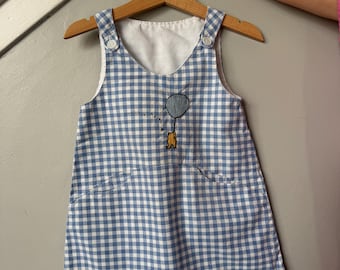 Handgjord Nalle Puh broderad klänning | Klassisk blå ginghamklänning för småbarn