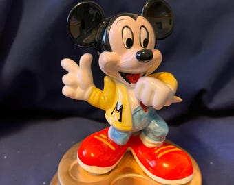 Figura musical vintage de Mickey Mouse de Disney: toca "Mickey" y funciona como caja de música.