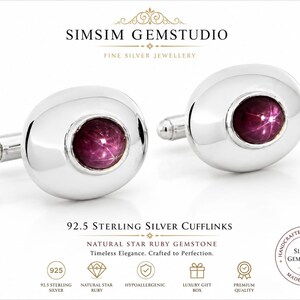 Puede incluir: Un par de gemelos de plata de ley 92.5 con un acabado metálico pulido y redondeado y una piedra preciosa de rubí estrella natural de color magenta intenso. El texto SIMSIM GEMSTUDIO y 92.5 STERLING SILVER CUFFLINKS es visible.