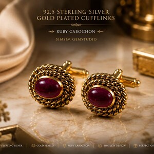 Puede incluir: Un par de gemelos de plata de ley 92.5 chapados en oro con cabujones de rubí ovalados rodeados por un borde de cuerda trenzada. El texto 92.5 STERLING SILVER GOLD PLATED CUFFLINKS RUBY CABOCHON SIMSIM GEMSTUDIO es visible en la imagen.