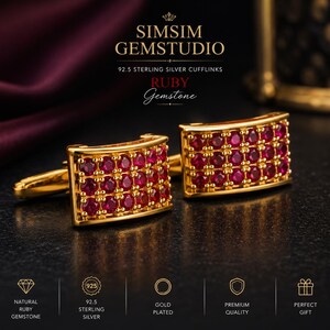 Könnte beinhalten: Ein Paar vergoldete Manschettenknöpfe aus 92.5 Sterlingsilber mit einer geschwungenen rechteckigen Vorderseite, die mit mehreren runden roten Rubinen besetzt ist. Der Text SIMSIM GEMSTUDIO 92.5 STERLING SILVER CUFFLINKS RUBY GEMSTONE ist sichtbar, zusammen mit Symbolen für natürlichen Rubin, 92.5 Sterlingsilber, vergoldet, Premiumqualität und Geschenk.