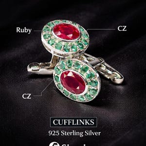Puede incluir: Par de gemelos de plata de ley con rubíes y piedras de circonita cúbica (CZ). Los gemelos tienen un rubí central rodeado de piedras de CZ verdes. La imagen incluye el texto "Ruby & CZ Cufflinks", "CUFFLINKS", "925 Sterling Silver" y "Formal Wear".
