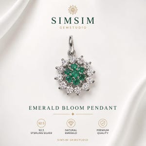 Könnte beinhalten: Ein silberner Anhänger mit einer zentralen Gruppe aus runden grünen Smaragden, umgeben von einem Kranz aus klaren weißen Steinen in Blumenform. Der Text lautet SIMSIM GEMSTUDIO, EMERALD BLOOM PENDANT, 92.5 STERLING SILVER, NATURAL EMERALD, PREMIUM QUALITY.