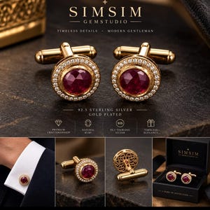 Puede incluir: Un par de gemelos de plata de ley 92.5 chapados en oro con un rubí natural redondo facetado rodeado por un halo de pequeñas piedras blancas. El texto SIMSIM GEMSTUDIO, 92.5 STERLING SILVER GOLD PLATED y A MARK OF DISTINCTION es visible.