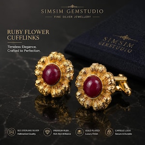 Puede incluir: Gemelos chapados en oro con un diseño de flor texturizada y un rubí cabujón central. El texto dice SIMSIM GEMSTUDIO, RUBY FLOWER CUFFLINKS, Timeless Elegance. Crafted to Perfection, 92.5 STERLING SILVER, PREMIUM RUBY, GOLD PLATED, CAPSULE LOCK.