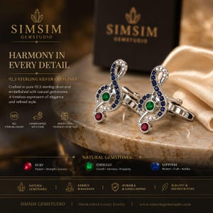 Puede incluir: Gemelos de plata de ley 92,5 con diseño de clave de sol, adornados con rubíes, esmeraldas y zafiros. La imagen incluye el texto "SIMSIM GEMSTUDIO" y "HARMONY IN EVERY DETAIL". Los gemelos son hechos a mano.