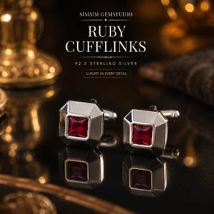 Może przedstawiać: Para spinek do mankietów ze srebra próby 92.5 z kwadratowymi czerwonymi rubinami w polerowanej ośmiokątnej oprawie. Tekst SIMSIM GEMSTUDIO, RUBY CUFFLINKS, 92.5 STERLING SILVER oraz LUXURY IN EVERY DETAIL znajduje się nad elementami biżuterii.