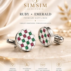 Puede incluir: Gemelos plateados con rubíes y esmeraldas dispuestas en un patrón de rejilla. La imagen muestra el texto "RUBY • EMERALD" y "PREMIUM CUFFLINKS". También se ve el nombre de la marca "SIMSIM GEMSTUDIO".