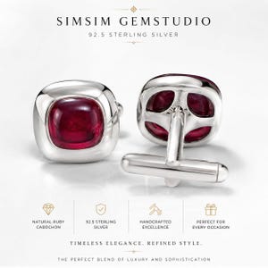 Puede incluir: Un par de gemelos con un marco cuadrado de plata de ley 92.5 con acabado pulido y un cabujón de rubí natural rojo intenso en el centro. El texto SIMSIM GEMSTUDIO 92.5 STERLING SILVER es visible en la parte superior de la imagen.