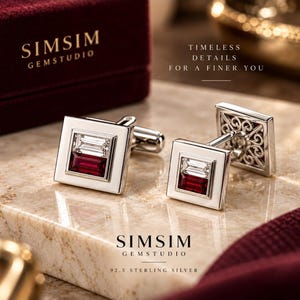 Peut inclure: Une paire de boutons de manchette carrés en argent sterling 92.5, ornés d'une pierre claire rectangulaire et d'une pierre rouge foncé rectangulaire. La monture en argent est polie et le dos présente un motif en filigrane complexe.