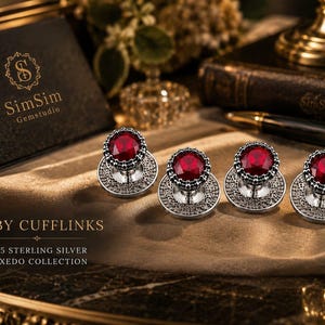 Peut inclure: Quatre boutons de manchette ronds avec une pierre précieuse rubis rouge profond facettée, montée sur une base en argent sterling 92.5 décorée de motifs filigranes complexes. Le texte sur l'image indique RUBY CUFFLINKS 92.5 STERLING SILVER TUXEDO COLLECTION.
