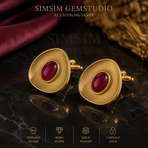 Puede incluir: Un par de gemelos de plata de ley chapados en oro con una forma circular irregular y texturizada con una piedra de rubí ovalada central. El texto SIMSIM GEMSTUDIO 92.5 STERLING SILVER es visible, junto con iconos de plata, rubí y oro.