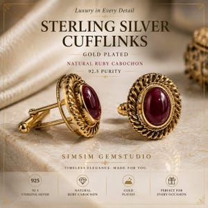 Puede incluir: Gemelos de plata de ley chapados en oro con un cabujón de rubí natural ovalado en el centro rodeado por un borde de cuerda trenzada. El texto dice Luxury in Every Detail, STERLING SILVER CUFFLINKS, GOLD PLATED, NATURAL RUBY CABOCHON, 925 PURITY, SIMSIM GEMSTUDIO.