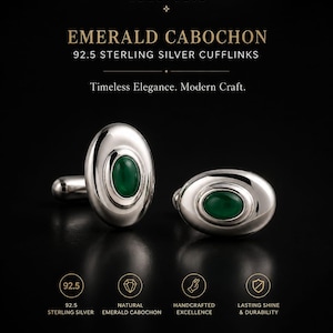 Może przedstawiać: Owalne spinki do mankietów ze srebra próby 925 z naturalnym kaboszonem ze szmaragdu. Spinki są wypolerowane. Obraz zawiera tekst "EMERALD CABOCHON 92.5 STERLING SILVER CUFFLINKS" i "Timeless Elegance. Modern Craft."