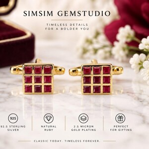 Puede incluir: Un par de gemelos chapados en oro con un diseño de cuadrícula cuadrada y nueve rubíes rojos de corte cuadrado cada uno. El texto SIMSIM GEMSTUDIO, 925 STERLING SILVER, NATURAL RUBY, 2.5 MICRON GOLD PLATING y CLASSIC TODAY, TIMELESS FOREVER es visible.