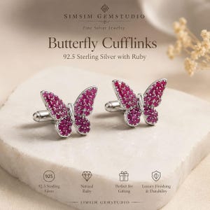 Peut inclure: Une paire de boutons de manchette en forme de papillon en argent sterling 92.5, avec des ailes incrustées de petits rubis rouges vifs. Le texte SIMSIM GEMSTUDIO, Butterfly Cufflinks et 92.5 Sterling Silver with Ruby est visible.
