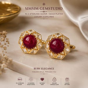 Puede incluir: Un par de gemelos de plata de ley 92.5 chapados en oro con un rubí natural central de corte cabujón rodeado por un borde geométrico de piedras blancas. El texto SIMSIM GEMSTUDIO y RUBY ELEGANCE es visible en la imagen.