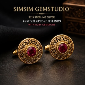 Puede incluir: Un par de gemelos redondos de plata de ley 92.5 chapados en oro con intrincados trabajos de filigrana y una piedra preciosa de rubí rojo de corte redondo. El texto SIMSIM GEMSTUDIO 92.5 STERLING SILVER GOLD PLATED CUFFLINKS WITH RUBY GEMSTONE es visible.