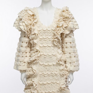 Può includere: Un set di tre tazze in ceramica con finitura opaca e macchiettata. Le tazze sono nei toni crema, grigio chiaro e grigio scuro. Ogni tazza ha un design semplice e minimalista, perfetto per caffè o tè.