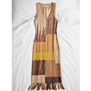 Puede incluir: Un juego de tres tazas de cerámica con un acabado mate moteado. Las tazas son de color crema, marrón claro y marrón oscuro. Cada taza tiene un diseño sencillo y un asa redondeada.