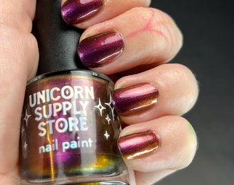 Pantalones de terciopelo: esmalte de uñas camaleón