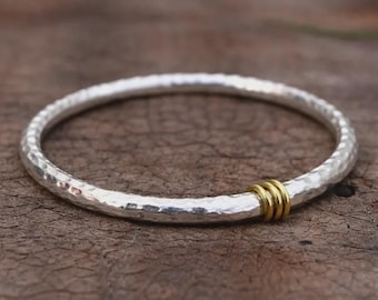 Hamrad silverarmring, 925 sterlingsilver, handgjord armring, elegant armring, stapelbar armring, unisexsmycken, iögonfallande armring, presentartikel