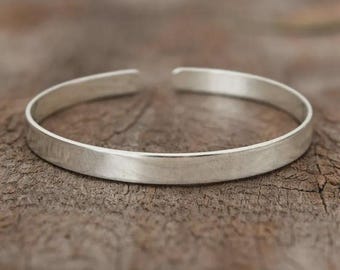 Enkelt silverarmband, 925 sterlingsilver, handgjort armband, armband med öppen manschett, presentartikel, iögonfallande armband, justerbart armband, unisexsmycken