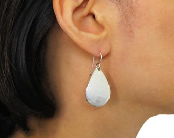 Droppformade örhängen, 925 sterlingsilver, örhänge för kvinnor, hamrat örhänge, bohemiskt örhänge, berlockörhänge, uttalandesmycken, elegant örhänge