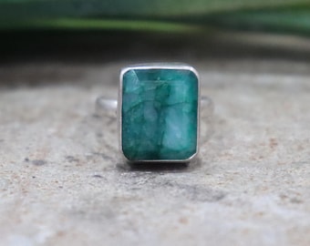 Naturlig smaragdring, 925 sterlingsilver, silverbandring, handgjord ring, ädelstensring, minimalistisk ring, statementsmycken, berlockring
