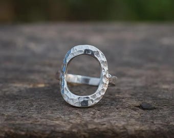 Hamrad silverring, modern ring, 925 sterlingsilver, charmring, lätt ring, stapelring, fin ring, handgjord ring, bohemisk ring
