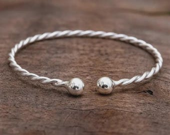 Armring med tvinnat rep, armring med två kulor, armring i 925 silver, armring med öppen manschett, handgjord armring, justerbar armring, iögonfallande armring, boho armring