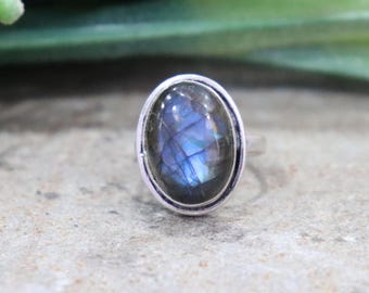 Naturlig labradoritring, 925 sterlingsilver, handgjord ring, statementsmycken, ädelstensring, bohemisk ring, oval ring, bohemisk ring