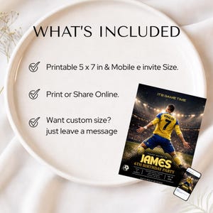 Puede incluir: Una invitaci&oacute;n de cumplea&ntilde;os con tem&aacute;tica de f&uacute;tbol que presenta a un jugador con uniforme amarillo y azul. La invitaci&oacute;n incluye el texto "JAMES 6TH BIRTHDAY PARTY" y "IT'S GAME TIME". La imagen tambi&eacute;n incluye una invitaci&oacute;n m&oacute;vil.