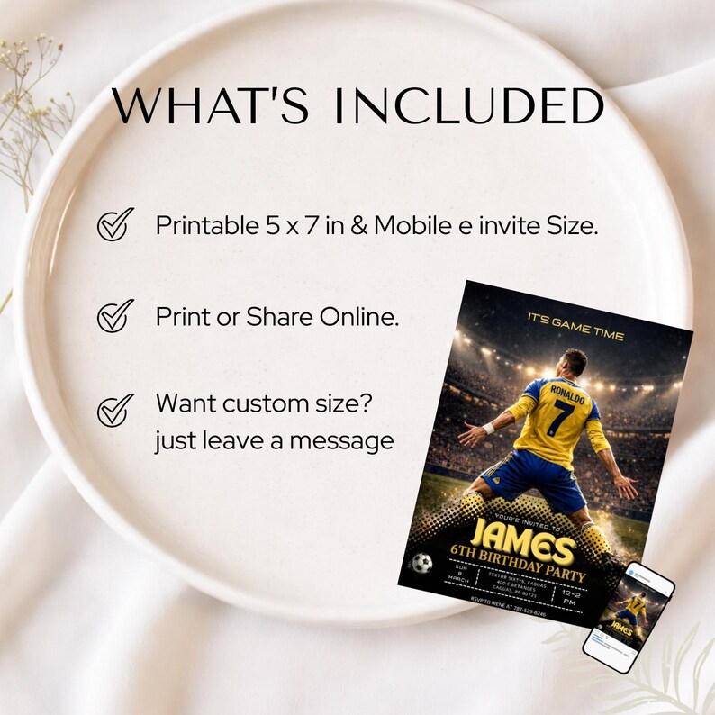 Puede incluir: Una invitaci&oacute;n de cumplea&ntilde;os con tem&aacute;tica de f&uacute;tbol que presenta a un jugador con uniforme amarillo y azul. La invitaci&oacute;n incluye el texto "JAMES 6TH BIRTHDAY PARTY" y "IT'S GAME TIME". La imagen tambi&eacute;n incluye una invitaci&oacute;n m&oacute;vil.