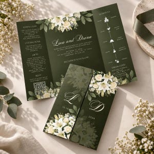 Könnte beinhalten: Eine dunkelgrüne, dreifach gefaltete Hochzeitseinladung mit weißen Lilien- und Rosenillustrationen. Der Text enthält die Namen Luca und Diana, einen Zeitplan und einen QR-Code. Das Design zeichnet sich durch elegante Schriftarten aus.