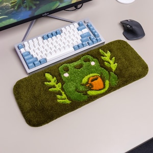 Handgetuft kikkertoetsenbord – Coffee Frog | Pluche bureaumat, polssteun, gamedecor