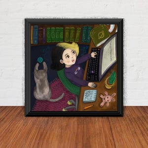 Op de afbeelding: Een ingelijste illustratie toont een kind met zwart en blond haar dat een toetsenbord gebruikt aan een bureau. Een grijze kat zit ernaast. Het bureau heeft een computermonitor, een notitieboek, een potlood en een speelgoed. Boekenplanken zijn op de achtergrond.