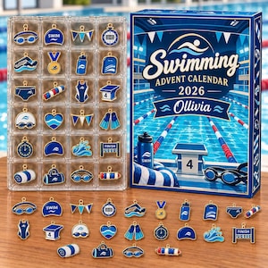 Op de afbeelding: Een zwem-adventskalender 2026 met het label Ollivia, voorzien van een blauwe zwembadafbeelding. Daarnaast een doorzichtige plastic tray en een losse verzameling goudomrande emaille bedels in de vorm van zwembrillen, badpakken, medailles en zwemspullen.
