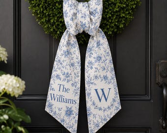 Spersonalizowany wianek w stylu chinoiserie, niebiesko-biała kokarda na drzwi z motywem kwiatowym, spersonalizowany wianek z monogramem nazwiska, elegancka dekoracja drzwi wejściowych